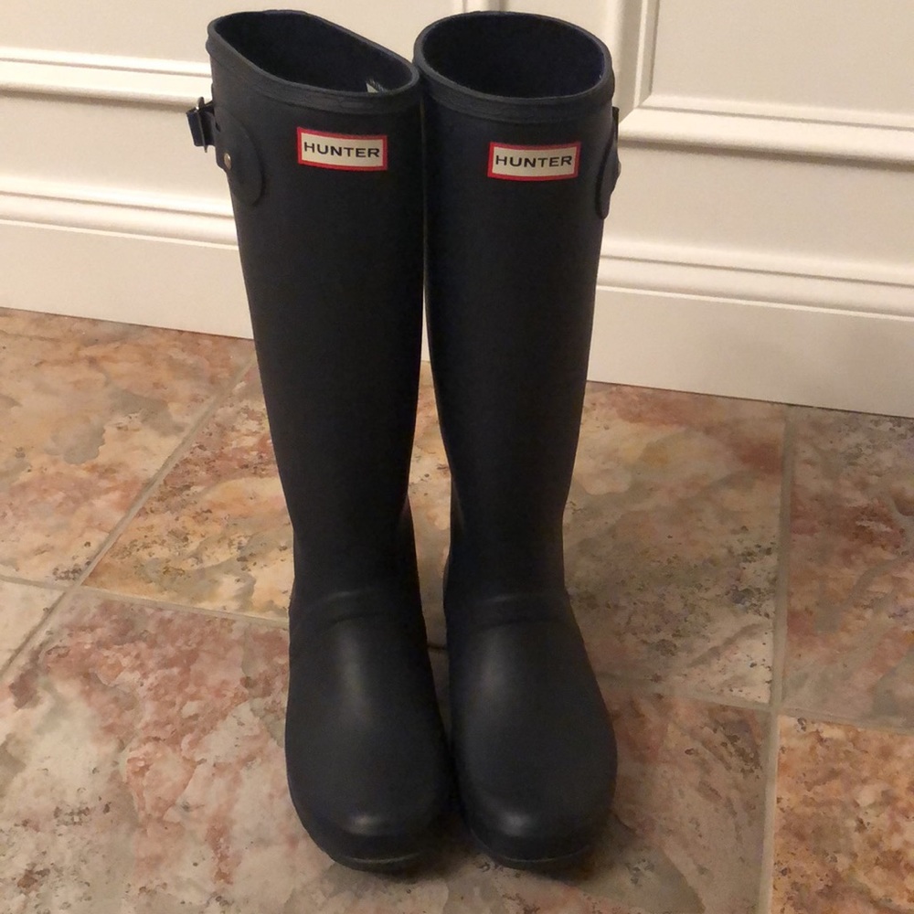 NAVY BLUE HUNTER RAIN BOOTS WITH HUNTER SOCKS!- used like new!!